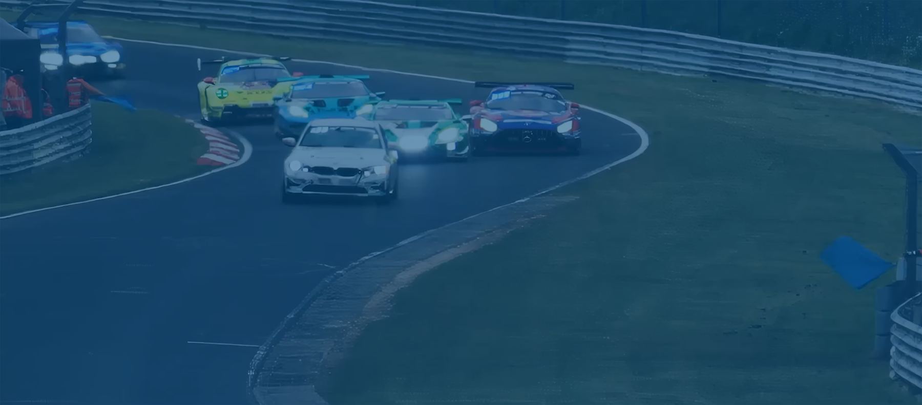 Carros de corrida no circuito de Nürburgring