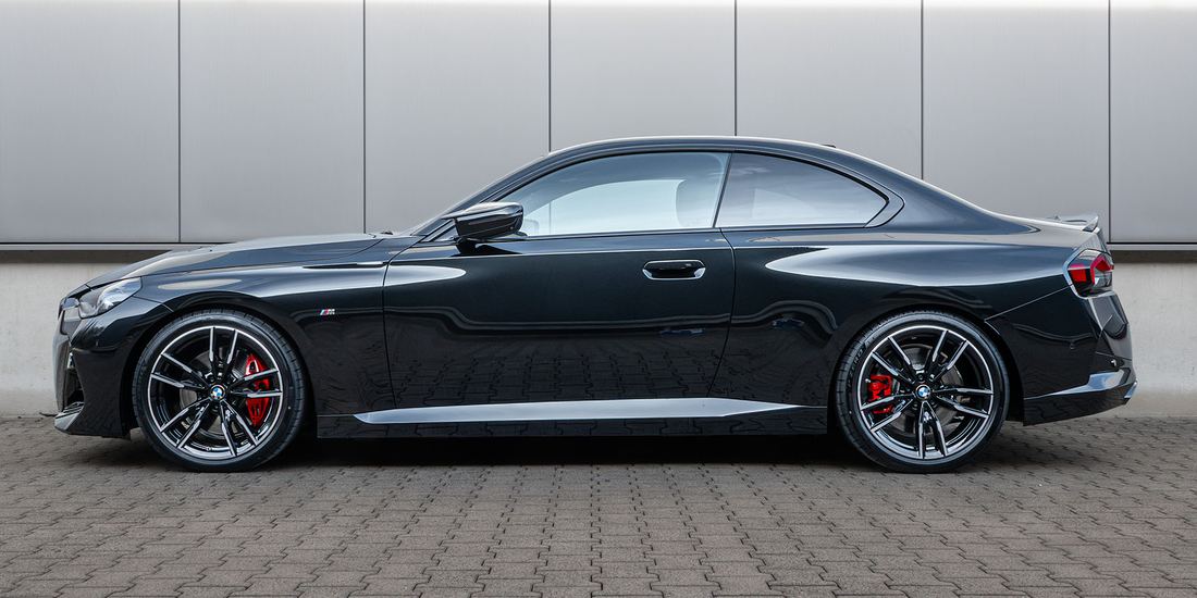 BMW M240i rebaixado com molas H&R, visto de lado